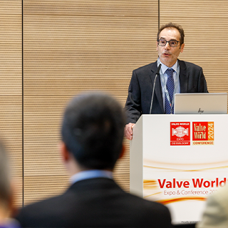 Conference Chairman Bruno Martin giving his opening address (Photo: Messe Düsseldorf / ctillmann)